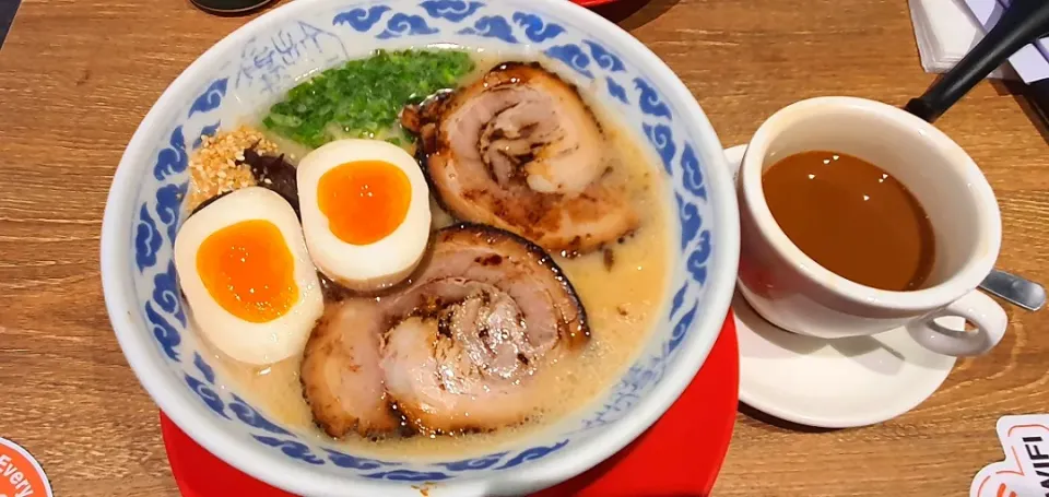 Happy Monday lunch 😋 
Shoyu Tonkatsu Ramen with coffee 😋💕🤤|🌷lynnlicious🌷さん