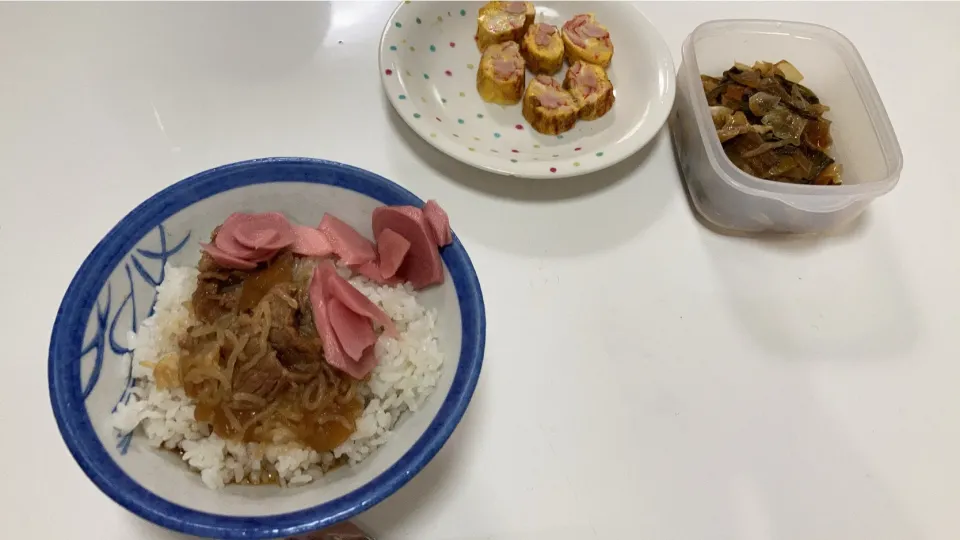 Snapdishの料理写真:今日も、お家ランチ。長男は中華丼末っ子はカレー、次男と母は牛丼です。お弁当の残りおかずと( ´ ▽ ` )|Saharaさん