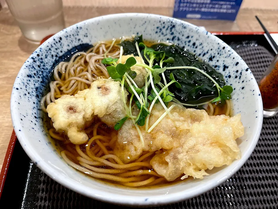 燻製風味のうずらとベーコン天のそば|マハロ菊池さん