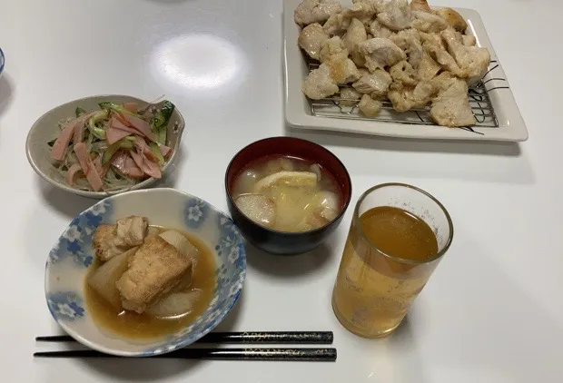 晩御飯( ´ ▽ ` )☆鶏天☆中華風春雨の酢の物☆厚揚げと大根の煮物☆みそ汁（キャベツ、揚げ、麩）|Saharaさん