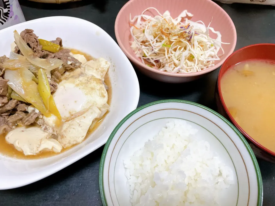 肉豆腐に落とし卵　お味噌汁　サラダ|ミホさん