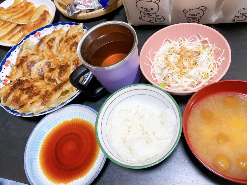 餃子　サラダ　なめこのお味噌汁|ミホさん