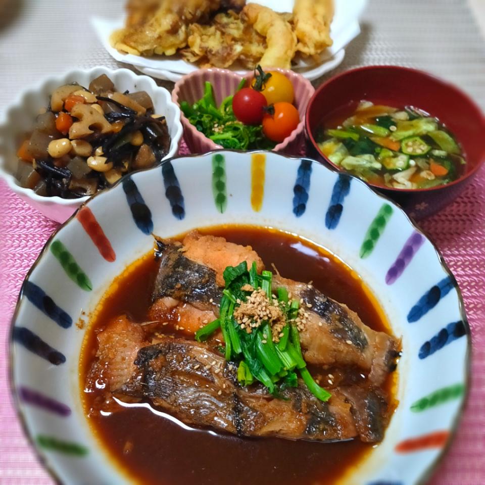 ダーリン作⸜🌷︎⸝‍が
  子持ちカレイの(ﾟ-ﾟﾐэ)Э煮付け
私作🌸は  ひじき入り五目豆
  *。:.(○σ´・ω・)だぉ.:。*