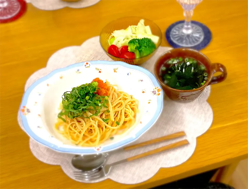 Snapdishの料理写真:明太子大葉のスパゲッティ　わかめ昆布スープ　サラダ|nana 🍅さん