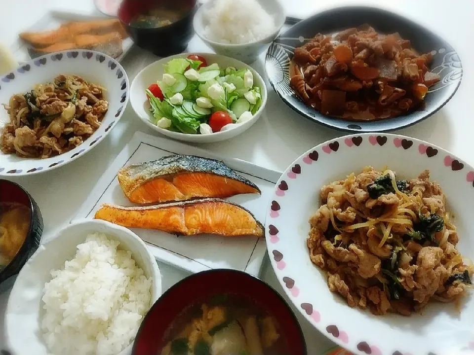 Snapdishの料理写真:夕食(*^^*)
豚肉とほうれん草ともやしの甘辛焼き
焼鮭
もつ煮
サラダ🥗
しいたけと卵とほうれん草の中華スープ|プリン☆さん