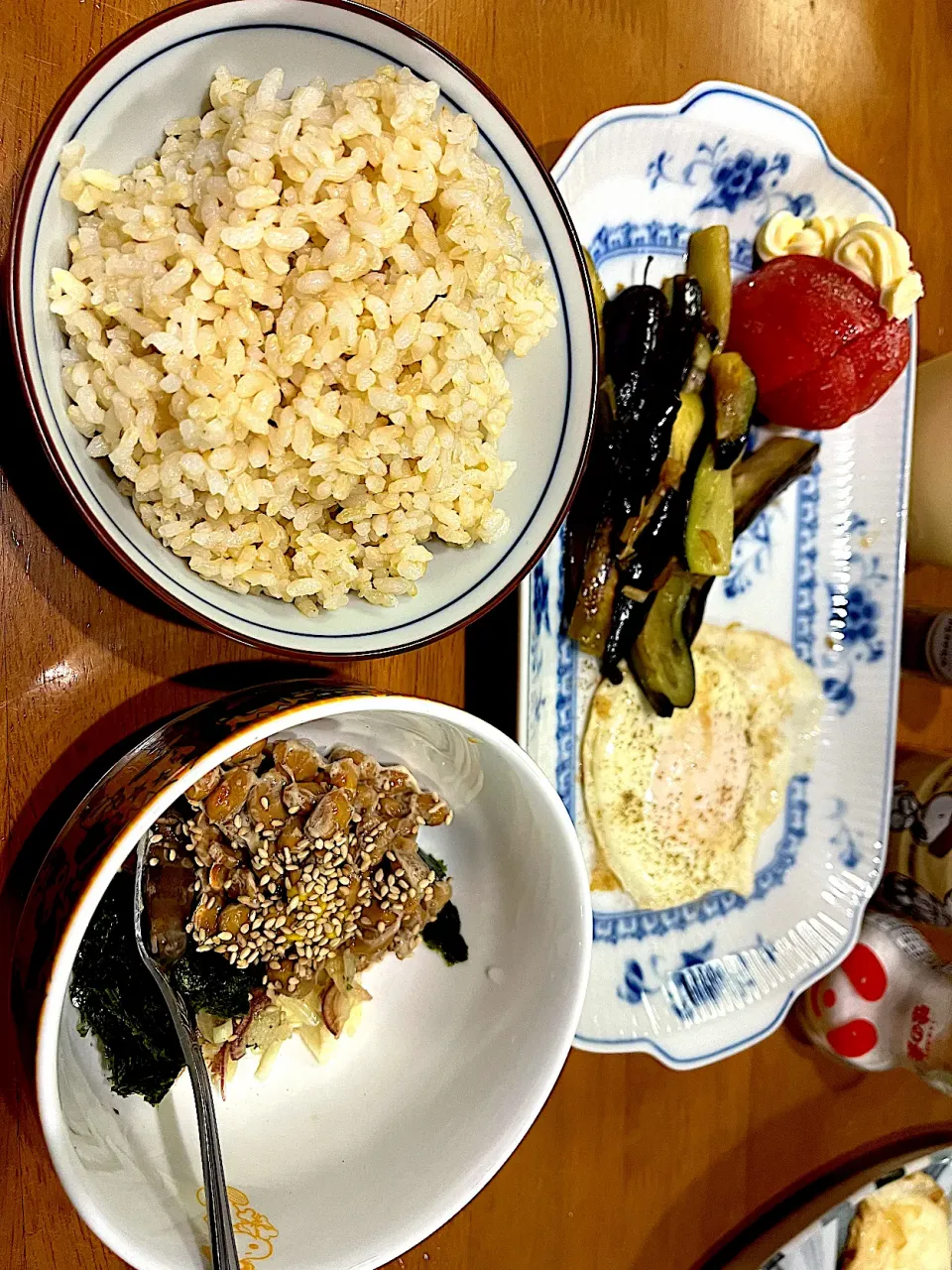 #夕飯　ロウカット玄米ご飯、目玉焼き(ターンオーバーじゃないやつ)、茄子生姜焼き、トマト、胡麻海苔ミョーガ納豆|ms903さん