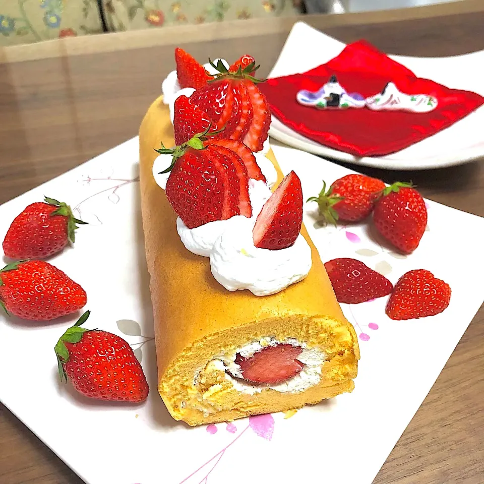 大人女子のひな祭りにハート苺のロールケーキ♥️🍓|さらっと🍀さん