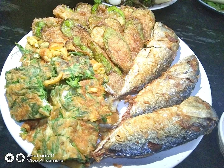 ชะอมทอด+มะเขือยาวชุปไข่ดาปลาทูทอด🐟🍆🥬|โก๋หนุ่ม นะโม ลูกเต๋าさん