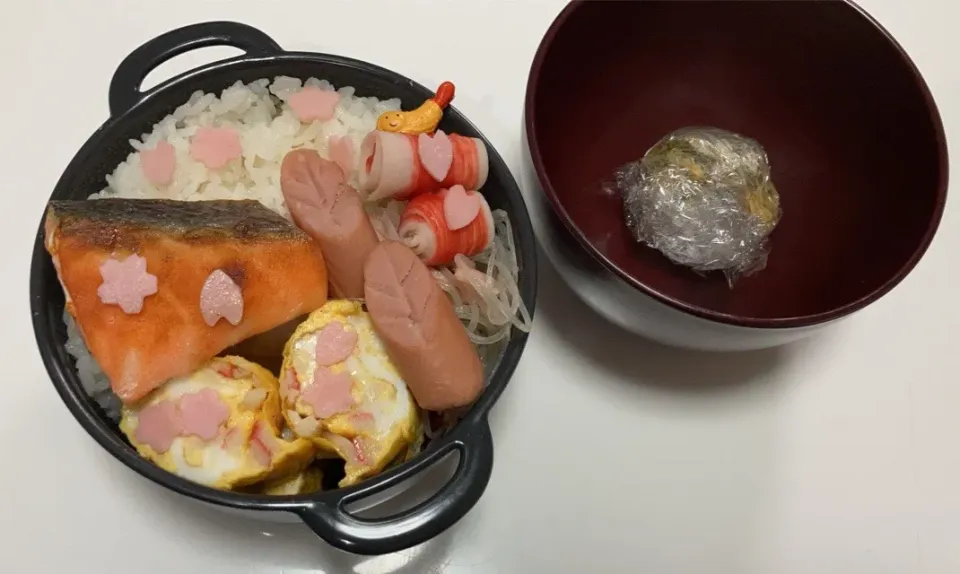 Snapdishの料理写真:パパ弁☆中華風春雨酢の物☆葉っぱウインナー☆クルクルカニカマ☆鮭☆カニカマ入り卵焼き☆みそ玉☆ハムの桜|Saharaさん