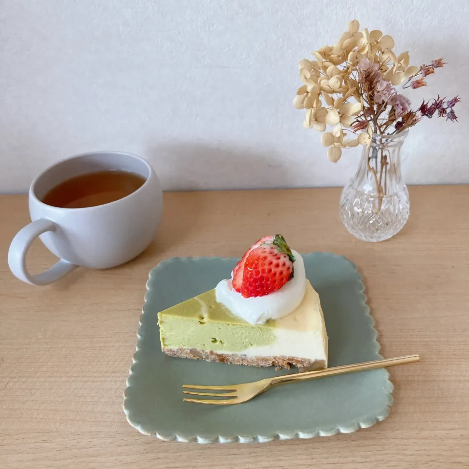 ピスタチオといちごのチーズケーキ🍰☕️|ちゃみこさん