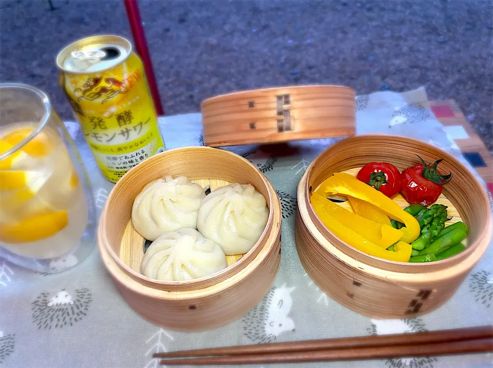 Snapdishの料理写真:キャンプ飯　小籠包と蒸し野菜|Nobuko  Kawanishiさん