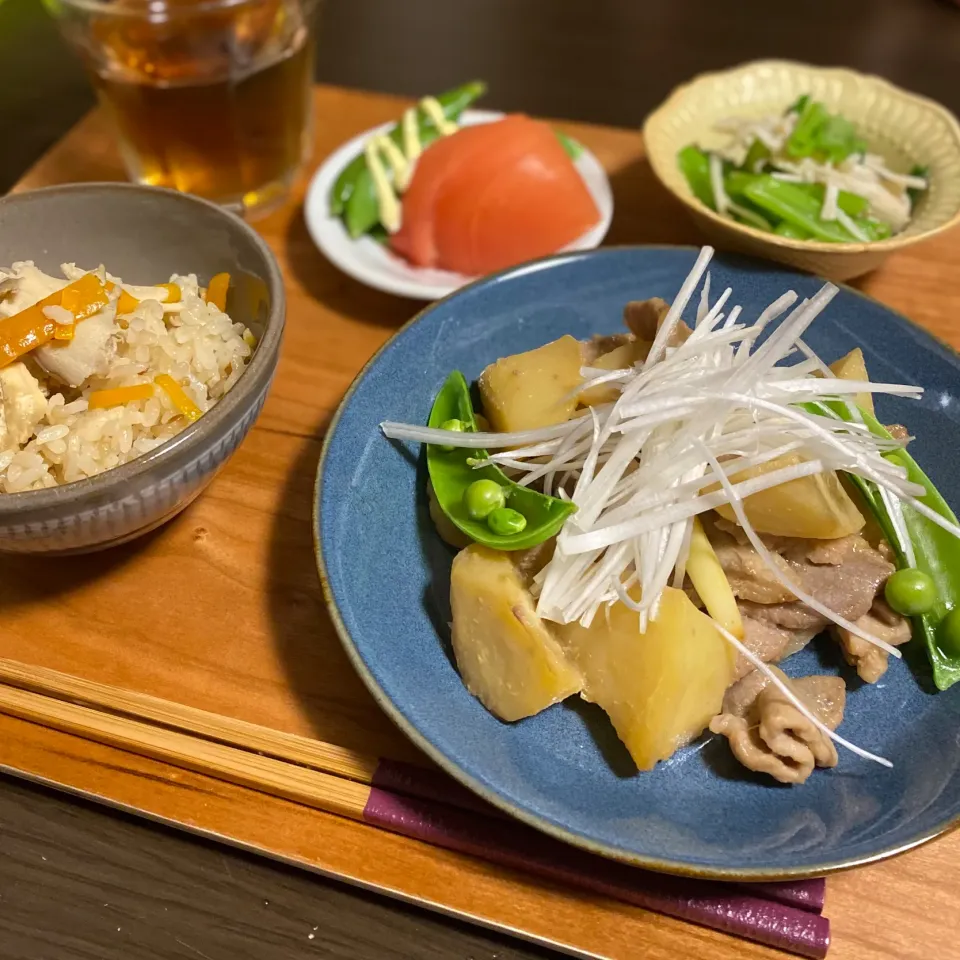 舞茸の炊き込みご飯
じゃがいもと豚のてりてり煮
小松菜とえのきの中華和え
トマトスライス|ちぐあささん