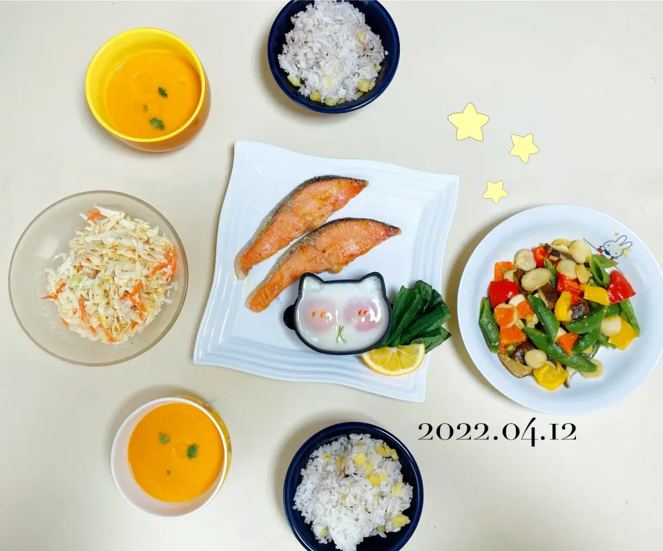 🍚さつまいもご飯　🥕にんじんのポタージュ　🥗キャベツのコールスロー　🥬スナップえんどうとエリンギの彩り炒め　🐟鮭の塩麹焼き|paku.pakuさん