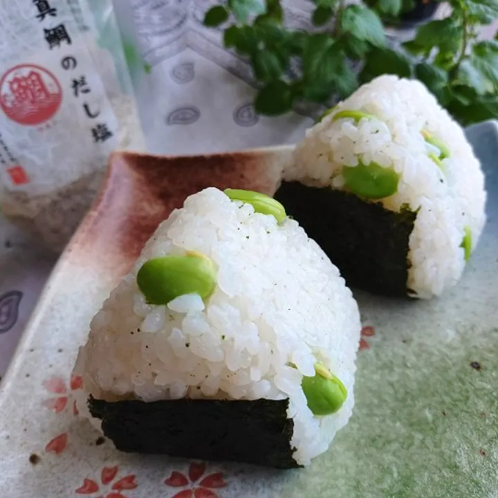 Snapdishの料理写真:真鯛だし塩ご飯♪枝豆入り☆おにぎり|小豆🌼さん