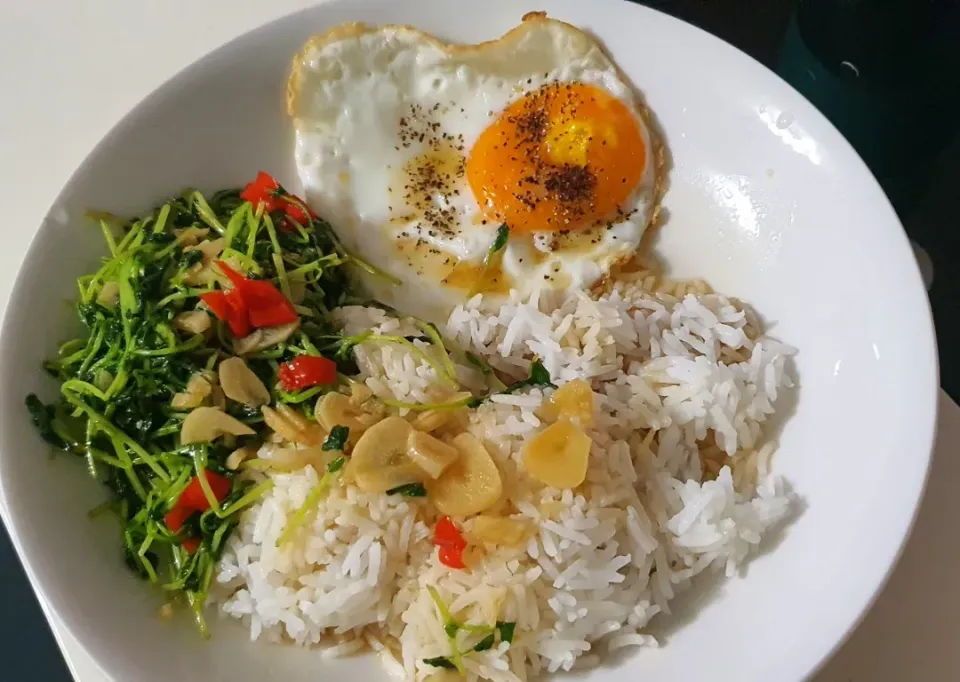 Dinner ~ Stir fry garlic spicy Dou Miao + Egg 🤤😋|🌷lynnlicious🌷さん