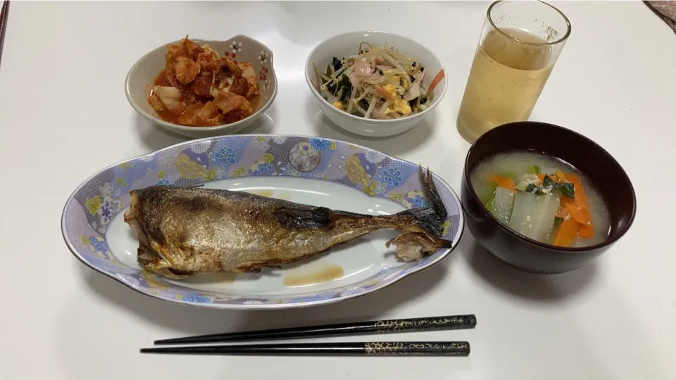 晩御飯(^^)☆むね肉とキャベツのトマト煮☆鯵の塩焼き☆中華サラダ（もやし、ワカメ、卵、ハム、カニカマ）☆みそ汁（大根、人参、小松菜）|Saharaさん