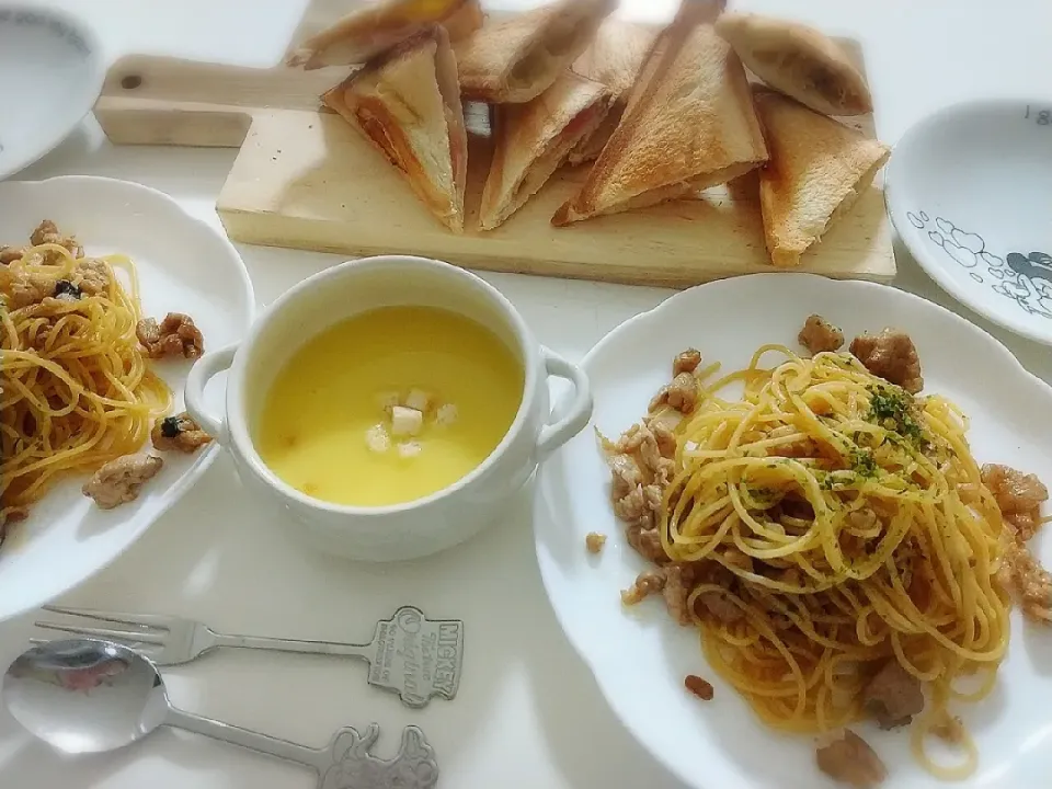 Snapdishの料理写真:夕食(*^^*)
豚肉とほうれん草のパスタ🍝
ホットサンド(ベーコンチーズ、ツナチーズ)
コーンスープ|プリン☆さん