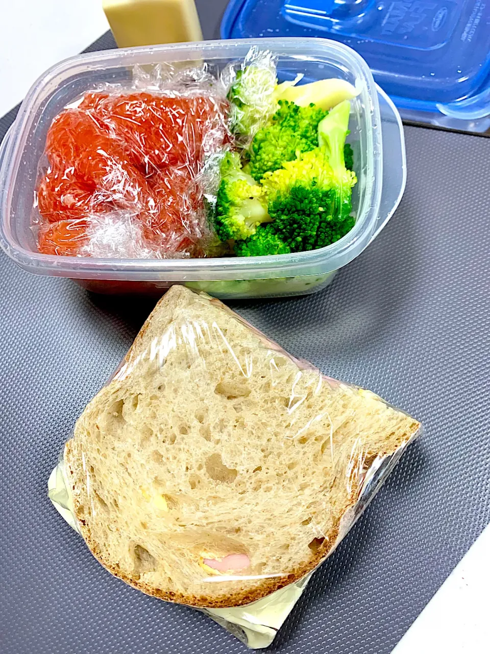 Snapdishの料理写真:Easy Sandwich that can be packed up and brought to work|gonbenさん