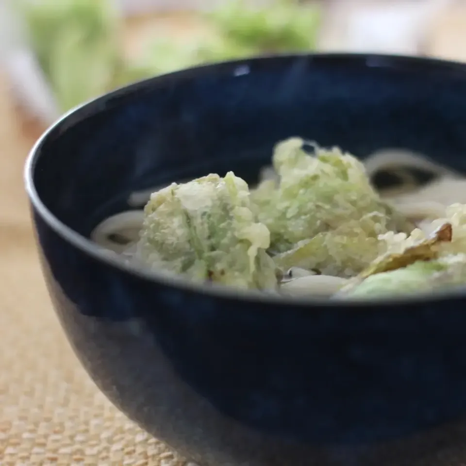 ふきのとうの天ぷらうどん|ちいさなしあわせキッチンさん