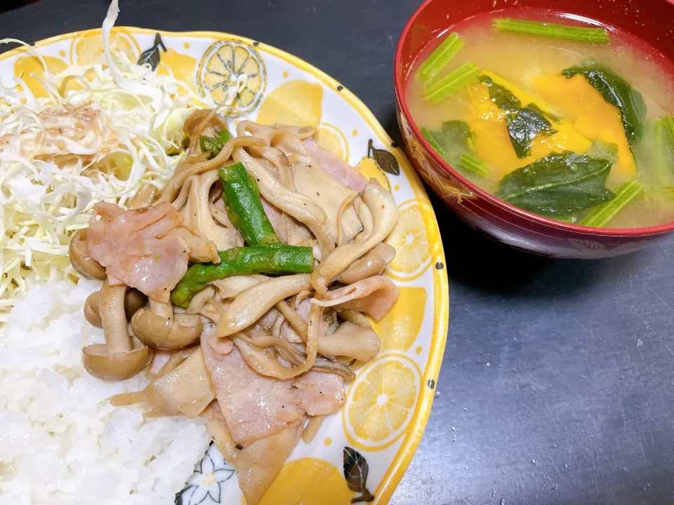 きのことアスパラのめんつゆバター　かぼちゃとほうれん草のお味噌汁|ミホさん