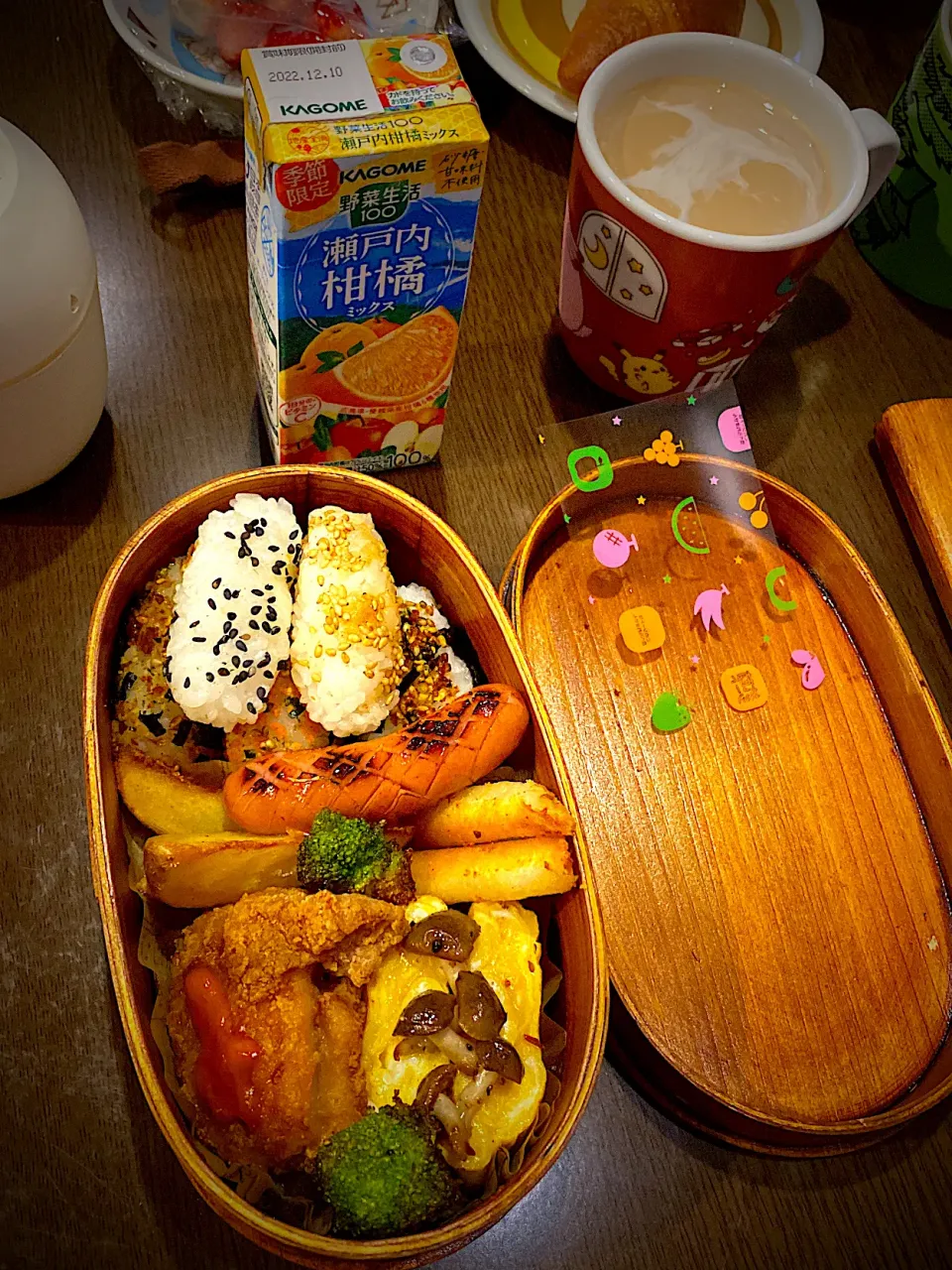 お弁当🍱　　おむすび　鮭鰹ふりかけ　焼き海苔　胡麻塩　ソーセージソテー　チーズ春巻き　干し海老の出し巻き卵　焼きしめじ　ブロッコリー　フライドチキン　オーロラ辛ソース　フライドポテト　瀬戸内柑橘野菜ジュース　ほうじ茶|ch＊K*∀o(^^*)♪さん