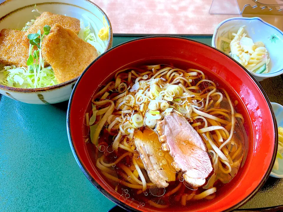 Snapdishの料理写真:ランチ　鴨だしそばたれカツ丼セット|utayataさん