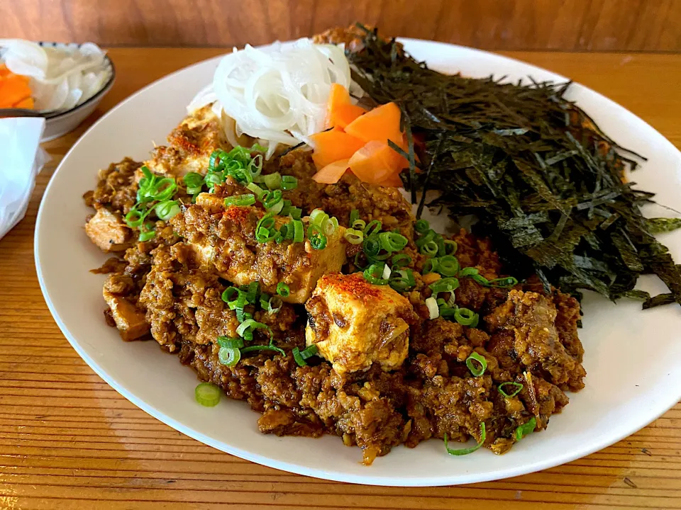 本日のランチは、キーマ7(サバ豆腐)と極辛キーマクラシックのりだくのあいがけ🐟🔥🍛味玉トッピング🥚ピクルスマシマシ🥒|buhizouさん