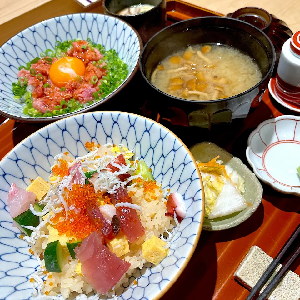 Snapdishの料理写真:海鮮バラチラシ丼とねぎとろユッケ丼の二色丼@魚釜(月島)|塩豚骨さん