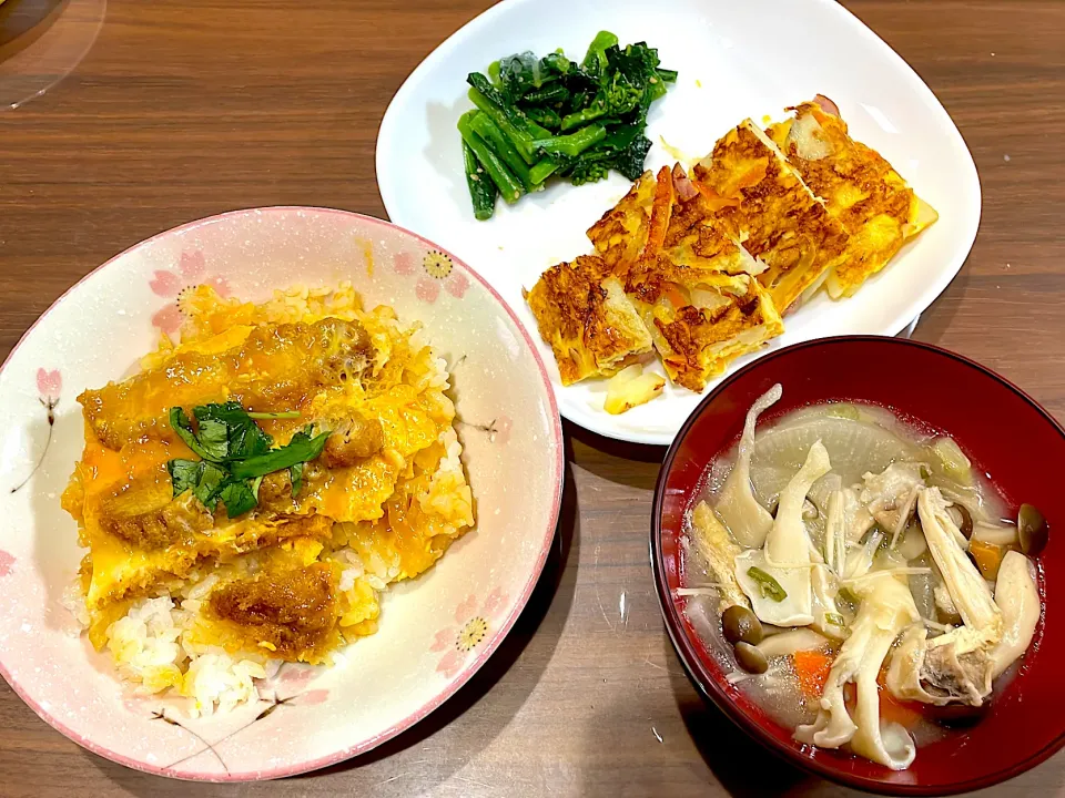 手抜きご飯　頂き物カツ丼　具沢山豚汁　ウインナーとじゃがいものチーズオムレツ　頂き物青菜の胡麻和え|おさむん17さん