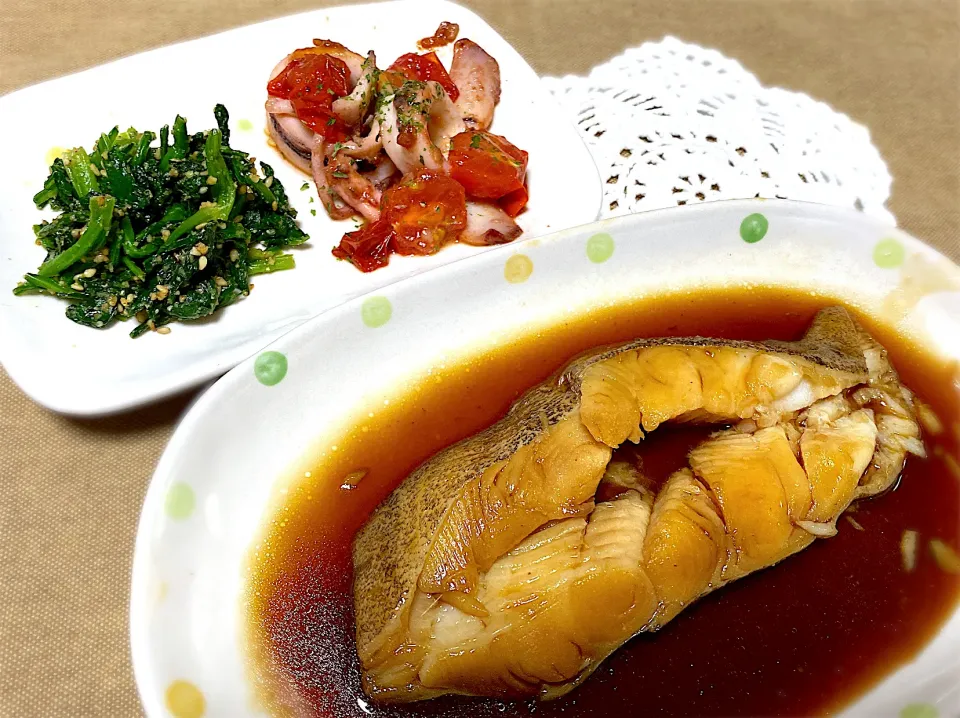 🐟カレイの煮付け
ほうれん草🌱胡麻和え
イカ🦑🍅ガーリック🧄炒め|eiyadeさん