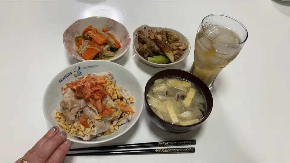 Snapdishの料理写真:晩御飯(´∀｀*)☆冷しゃぶ（天かす、キムチ乗せ）☆煮浸し（小松菜、人参、えのき）☆炒め物（ちくわ、小松菜、ツナ、舞茸）☆みそ汁（揚げ、大根、しめじ）|Saharaさん