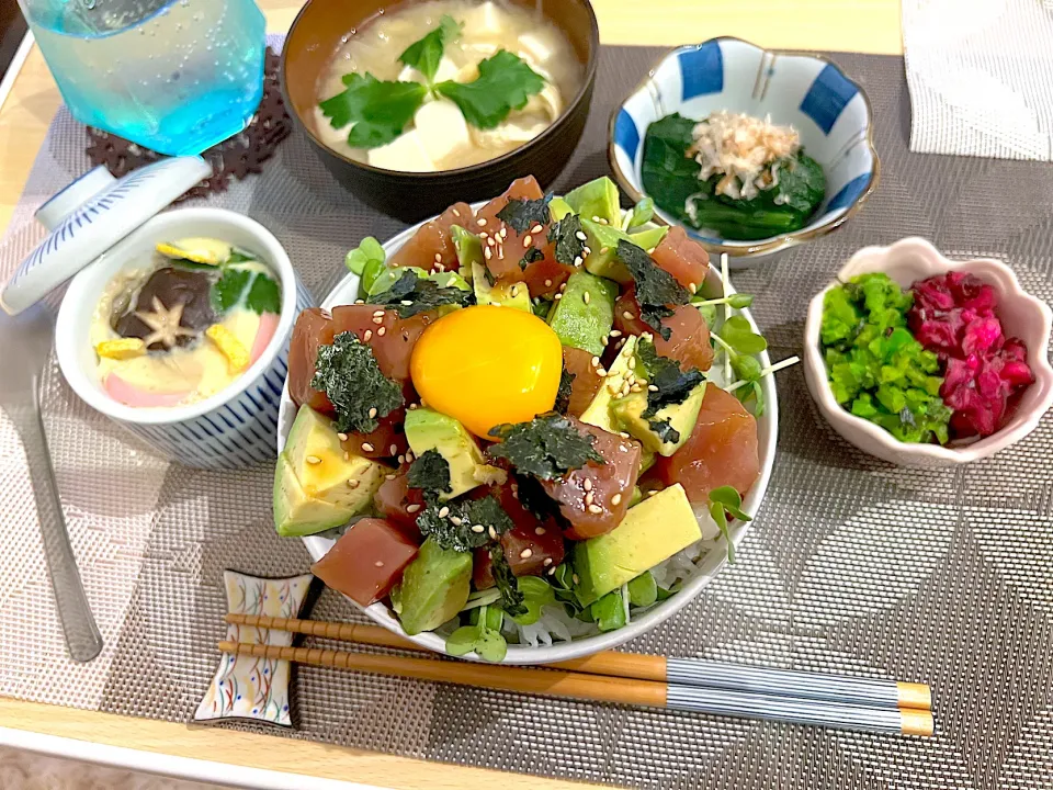 Snapdishの料理写真:マグロの漬けとアボカド丼|ぺぺちゃんさん