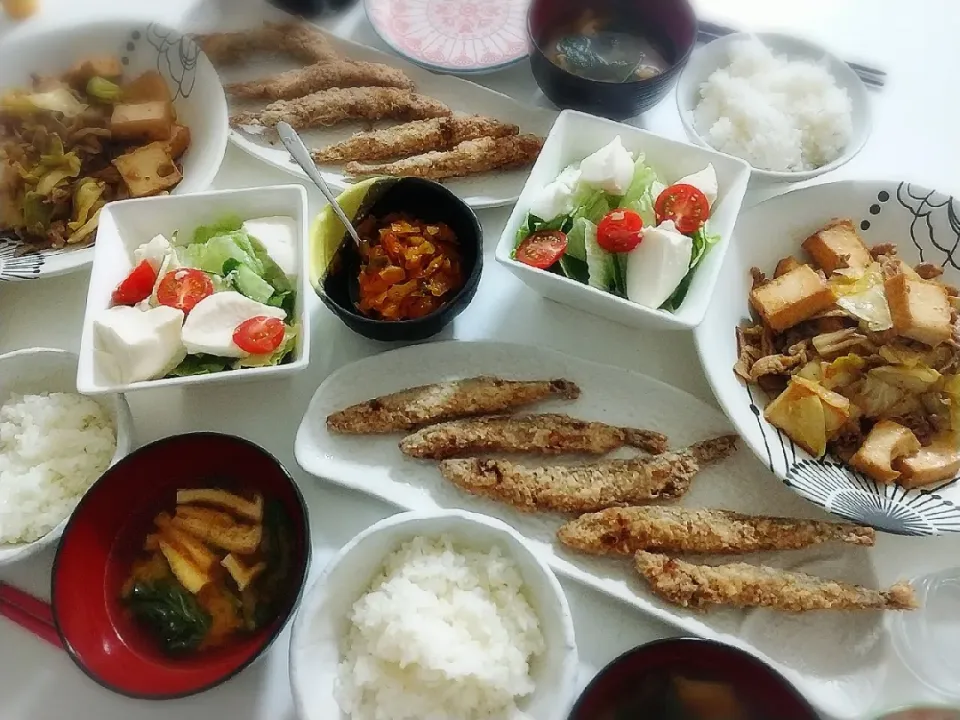 夕食(*^^*)
豚肉と野菜と厚揚げの食べラー炒め(キャベツ、舞茸)
ししゃも唐揚げ
豆腐サラダ🥗
お味噌汁(ほうれん草、油揚げ)|プリン☆さん