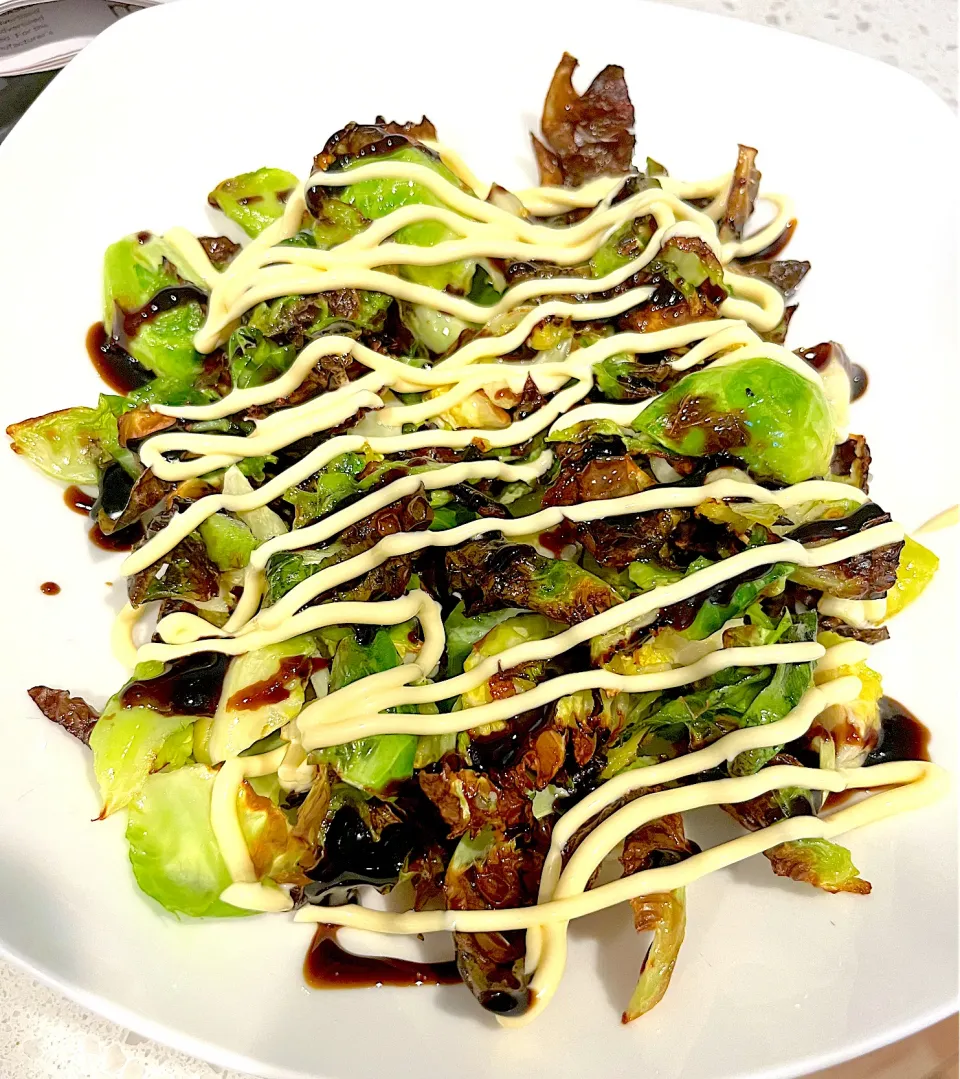 Roasted brussels sprouts topped with balsamic glaze and kewpie mayo😍|🌺IAnneさん