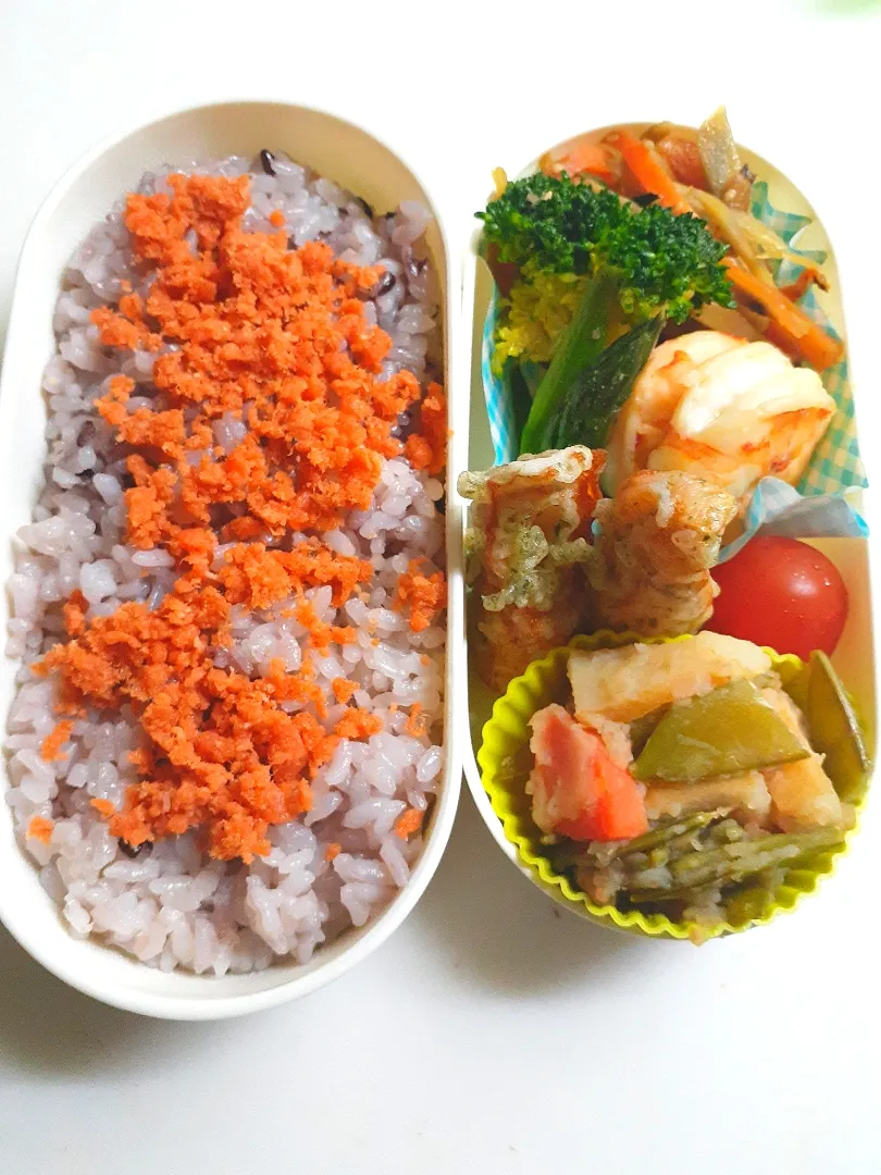 Snapdishの料理写真:☆中学生弁当☆鮭ごはん、金平牛蒡、エビとアスパラブロッコリー中華炒め、ミニトマト、竹輪磯揚げ、じゃがいもオカカ煮|ｼｮｺﾗさん