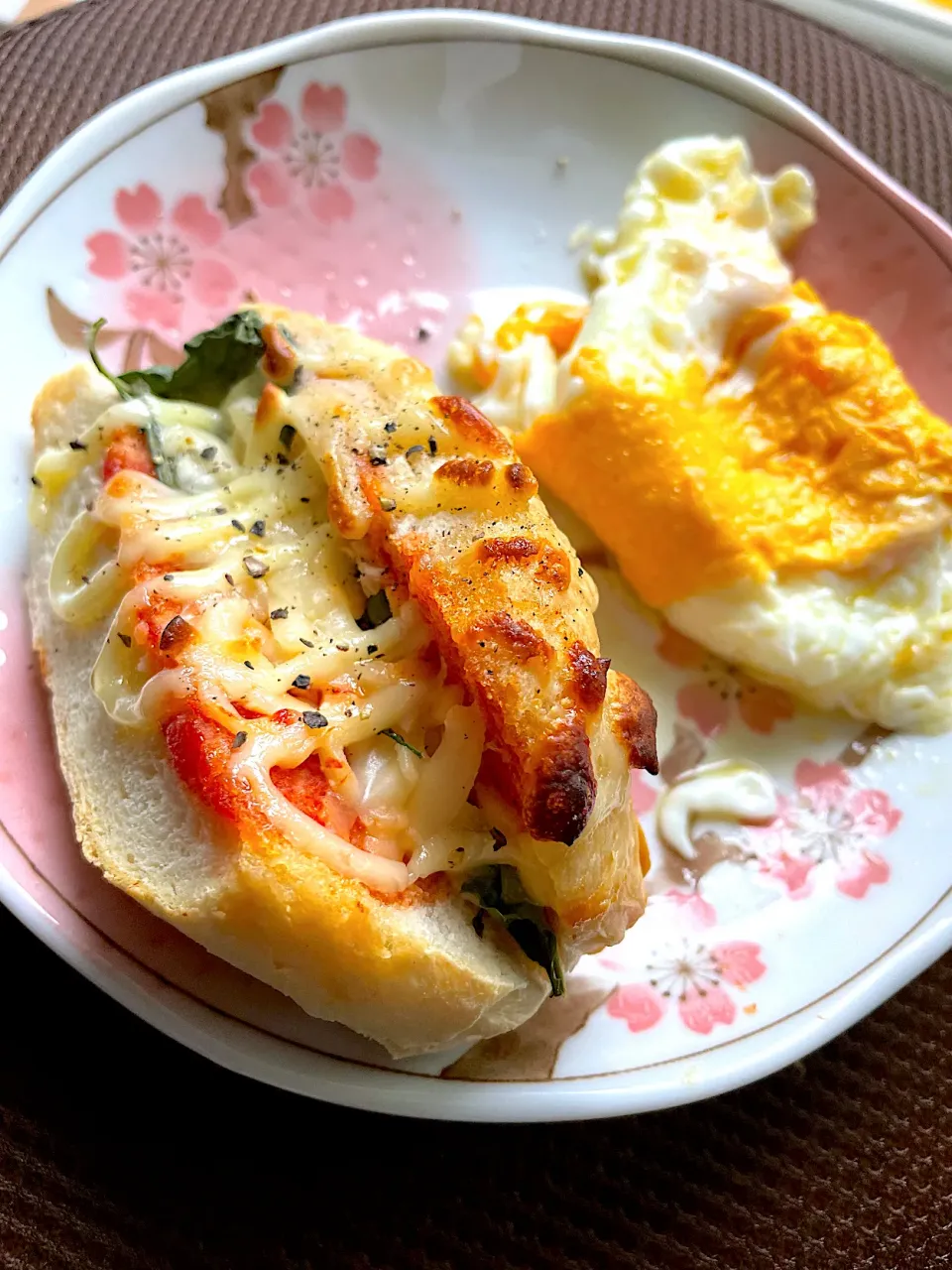 手作りパンで🥖バジルケチャマヨチーズサンド|にゃふてんさん