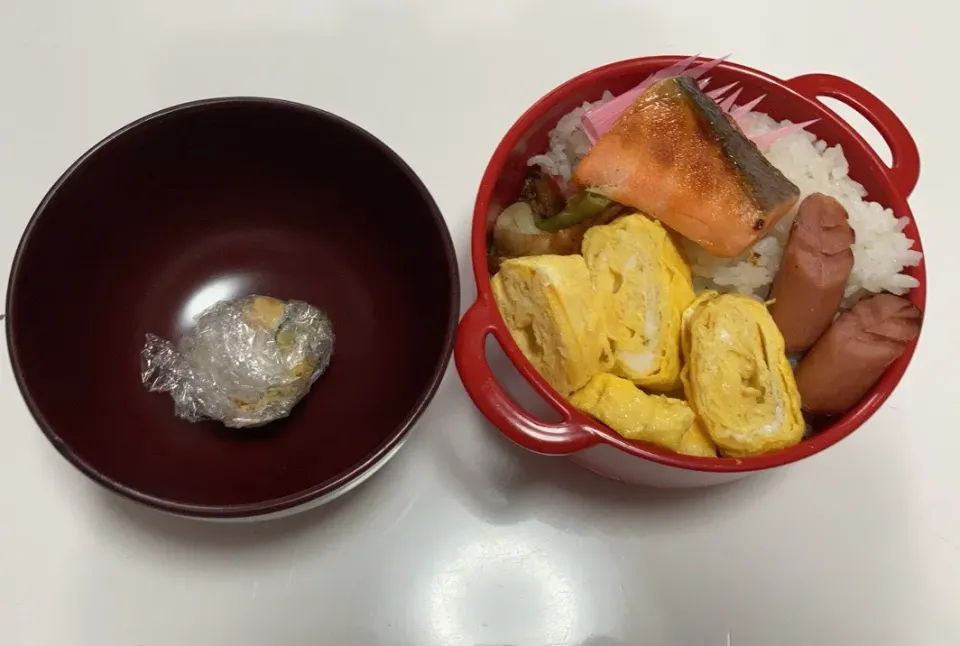 Snapdishの料理写真:パパ弁。☆鮭☆葉っぱウインナー☆ちくわと小松菜の炒め物☆卵焼き☆みそ玉|Saharaさん