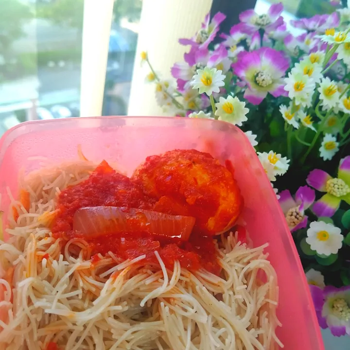 Mee hoon with chili sauce & boil egg
for breakfast|Harlina  (Malaysia)さん