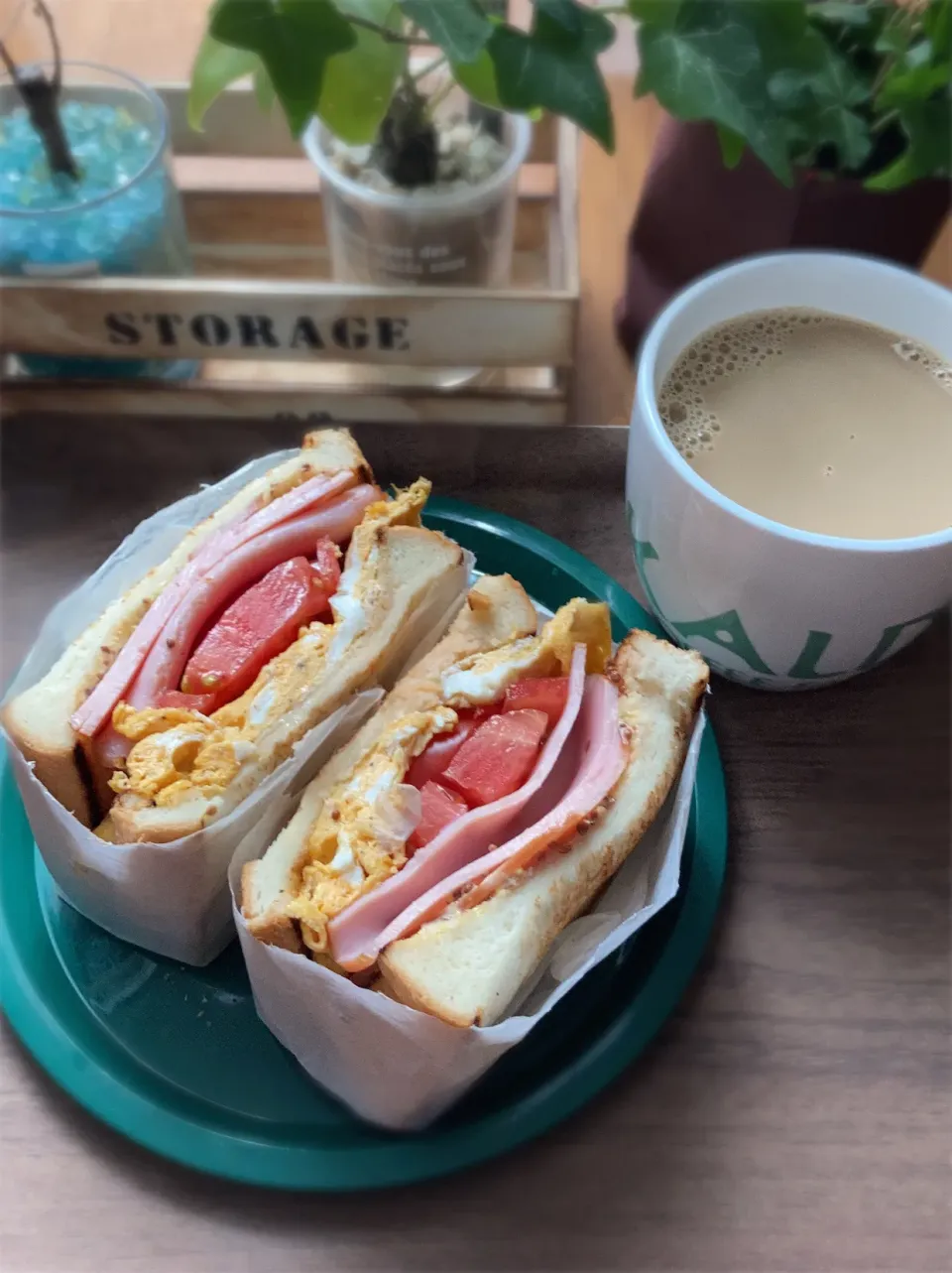 切る方向間違えたハムたまトマトの萌えてないサンド🥪|gunlove❤さん