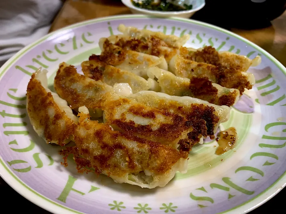 焼き餃子　ニラ醤油で　AJINOMOTOの冷凍品　(特売で99円と激安)|やまひろさん