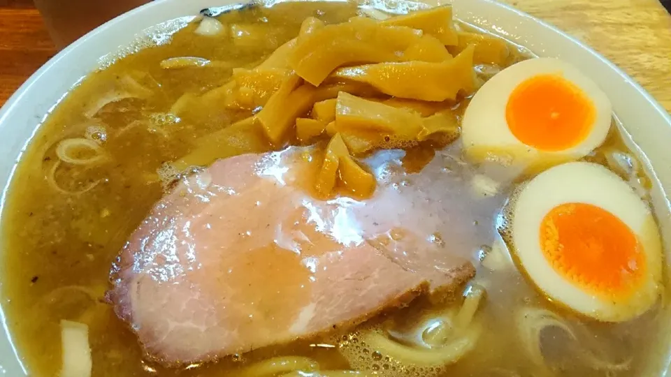 【夜営業は1時間だけ】
麺 髙はし
らあ麺（650円）
＋メンマ（200円）
＋醤油玉子（味玉、100円）
＋卓上玉葱スプーン3杯（無料）
＠赤羽6分
22082|大脇さん