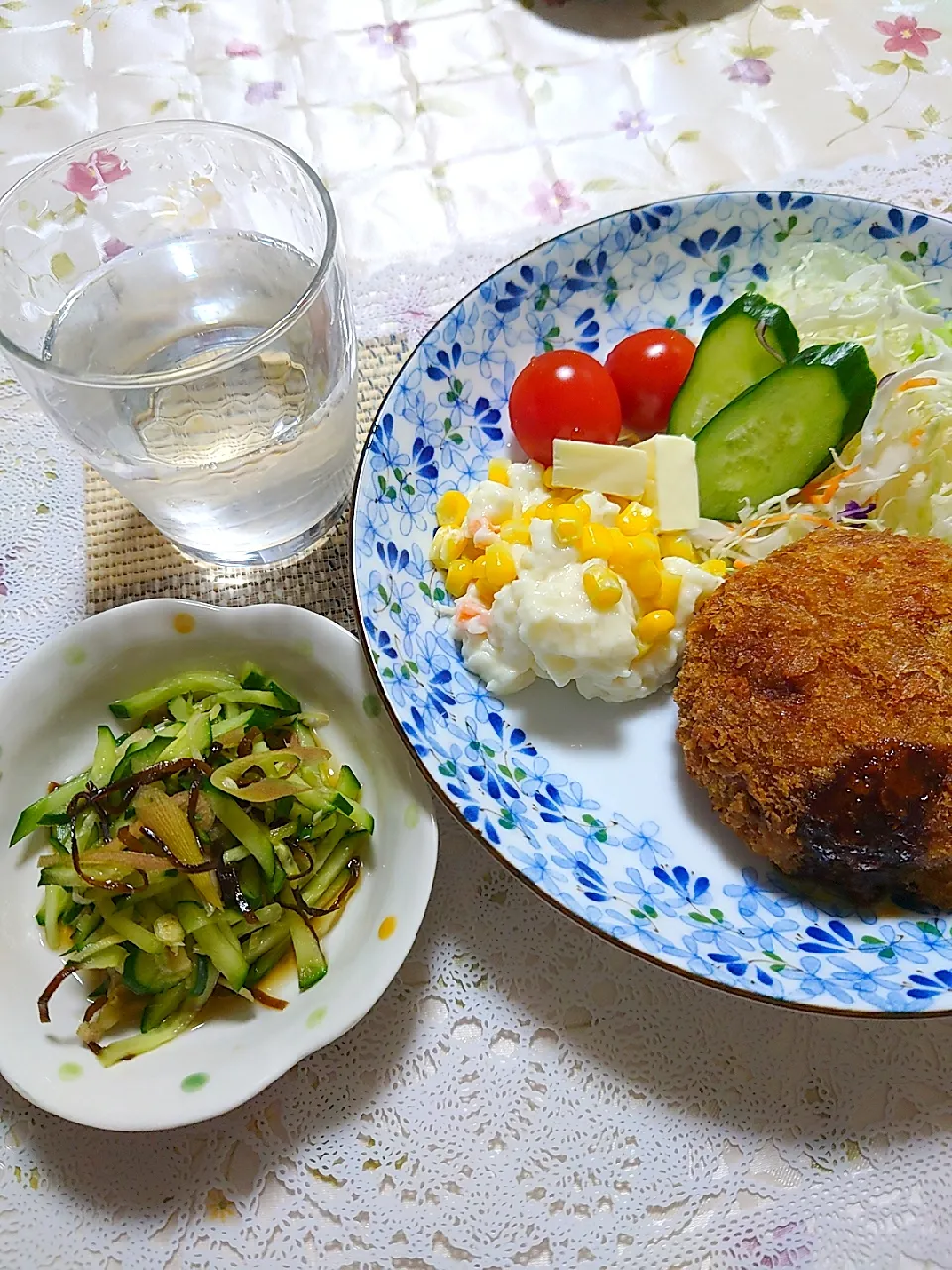 ワンプレートにしたかったけど乗り切れず。

メンチカツ好きだけど、買った😁|🍒ふみりん🍒さん