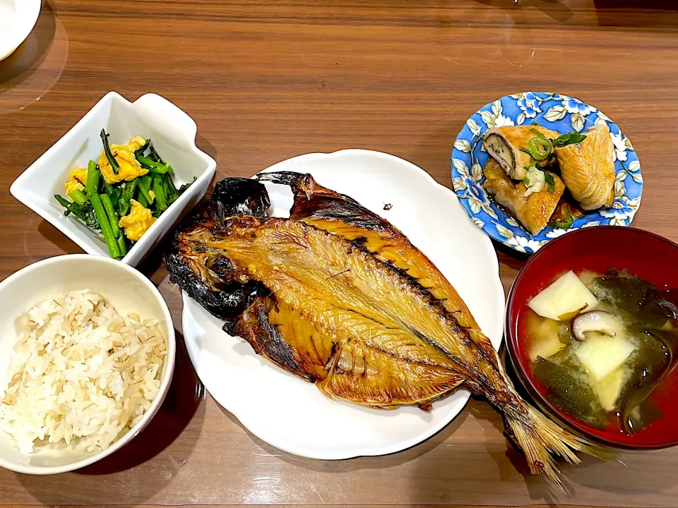 Snapdishの料理写真:鯵の干物　じゃがいもとわかめの味噌汁　茄子の豚肉巻き　菜花と卵の中華炒め|おさむん17さん