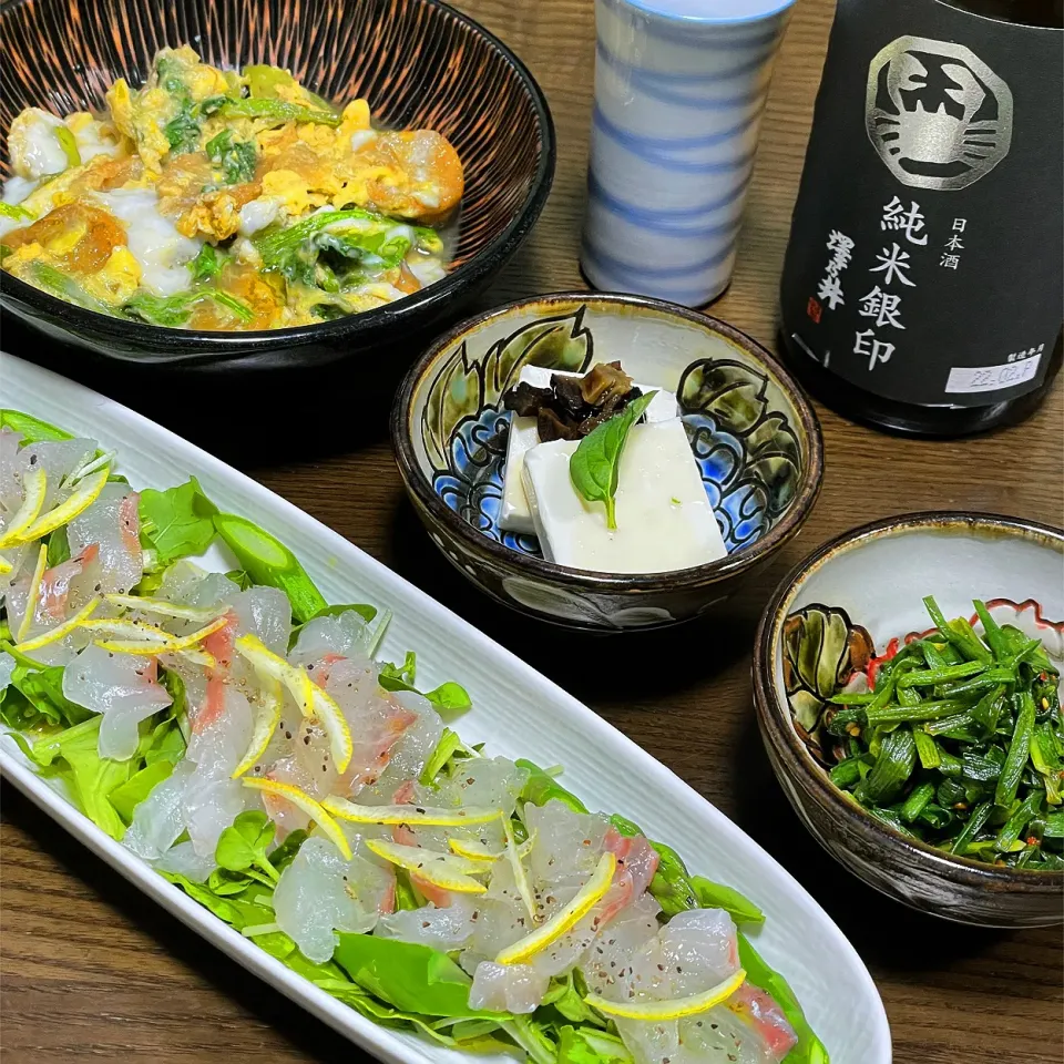 家飲み。真鯛のカルパッチョ、揚げ麩と芹の卵とじ、ニラのピリ辛和え、クリームチーズの自家製ラムレーズンのせ。|MAYUKOさん