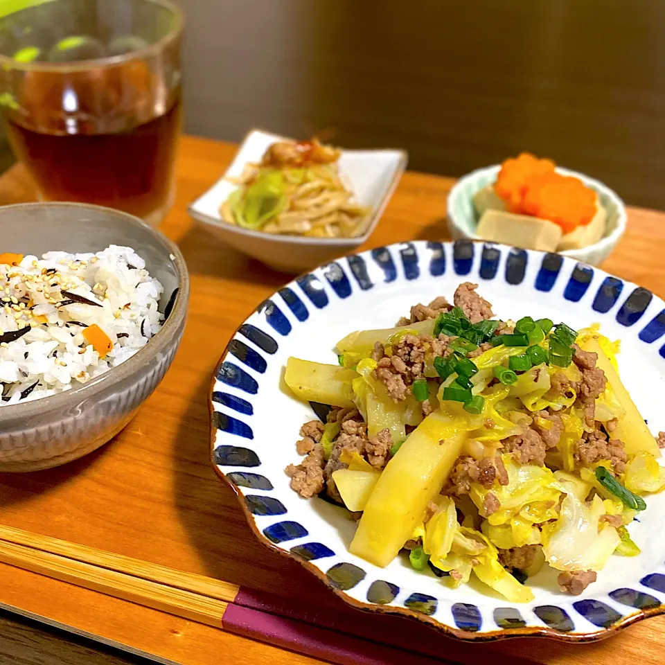 Snapdishの料理写真:ひじき煮の混ぜご飯
じゃがいもと春キャベツのそぼろ炒め
高野豆腐と人参の煮物
きのことネギの炒め物|ちぐあささん