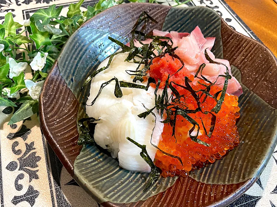 イクラとブリとえんがわの海鮮丼|🌼はなちゃん🌼さん