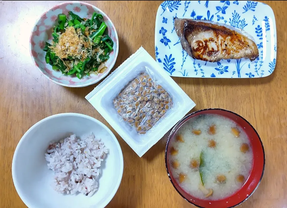 2022 0411　鰤の塩麹漬け焼き　かき菜のおひたし　納豆　なめことわかめのお味噌汁|いもこ。さん