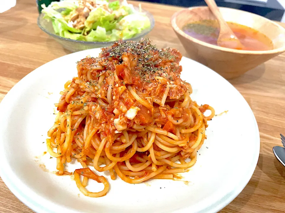 Snapdishの料理写真:ツナとトマトのパスタ🍝🍅|MinaDaiさん