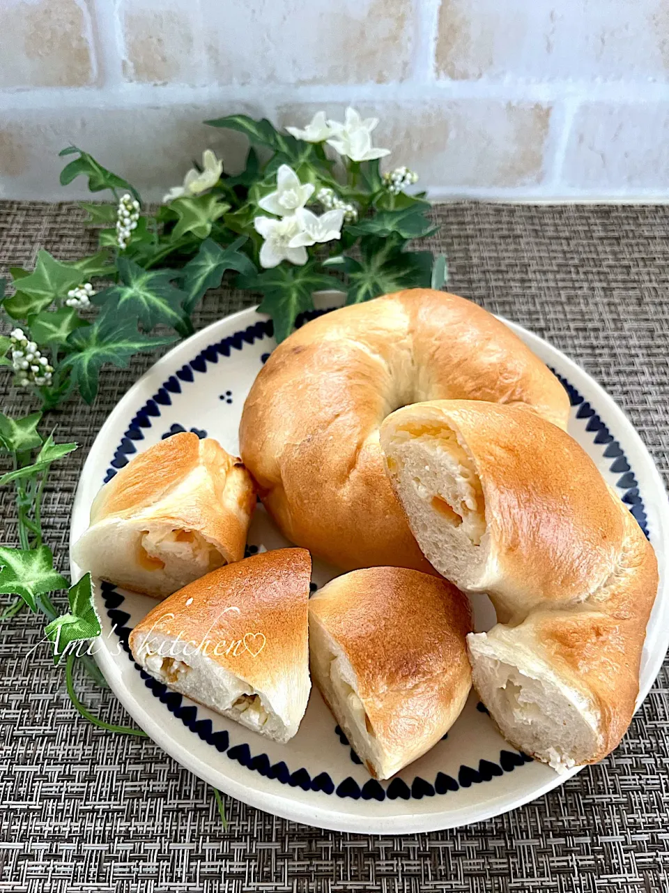 クリームチーズとオレンジピールのベーグル😊🥯|あみさん