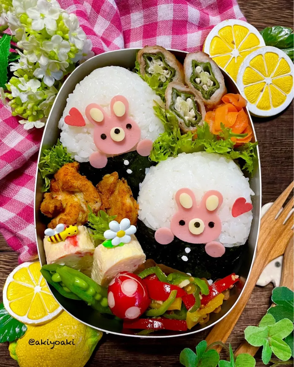 Snapdishの料理写真:うさぎちゃん抱っこおにぎり弁当|Akiyoෆ¨̮⑅さん